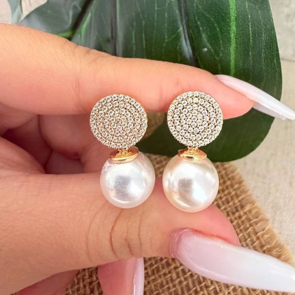 Brinco de perola com detalhes na micro zircônia 