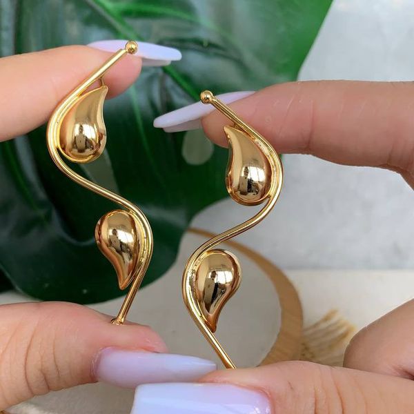 Brinco espiral e detalhes em forma de gota