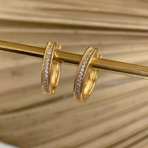 Brinco de argola com micro zircônia 
