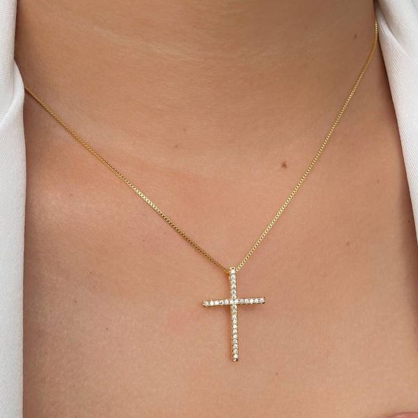 Colar de cruz com detalhe na micro zircônia 