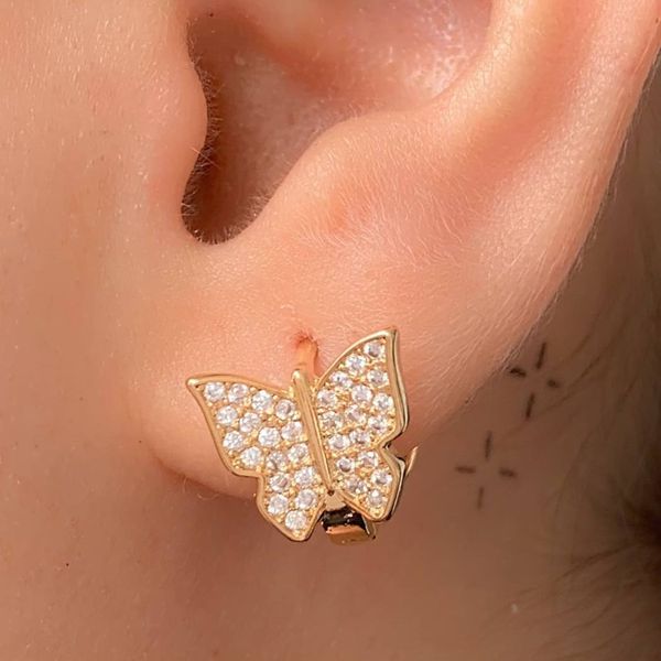 Brinco de argola com borboleta cravejada 