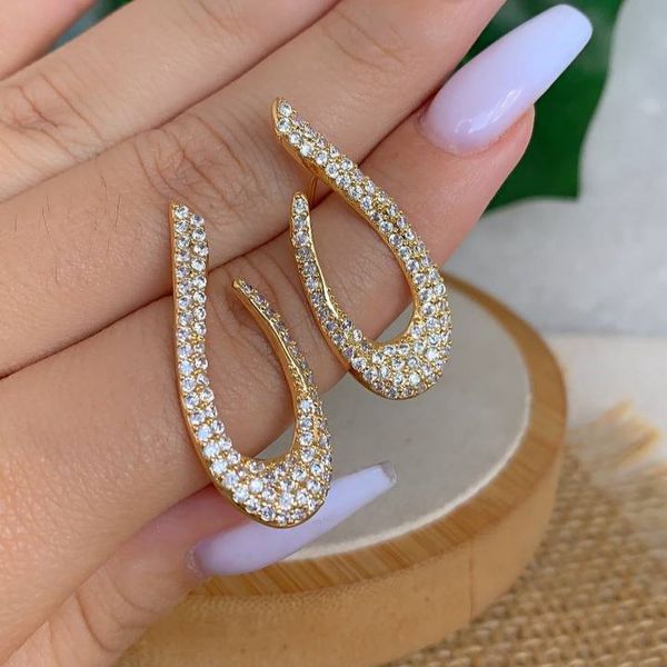 Brinco minimalista de argola com detalhes na micro zircônia 