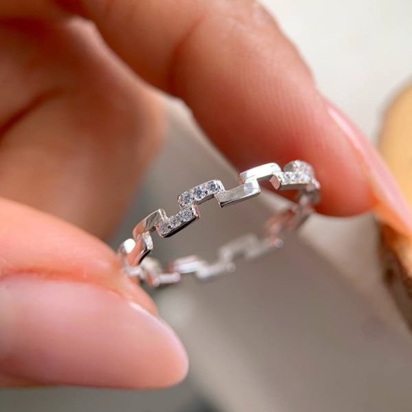 Anel com detalhe em microzircônia prata 925