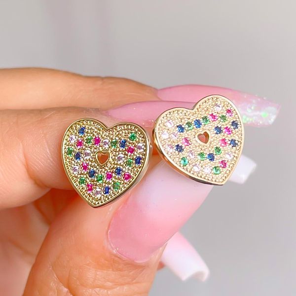 Brinco De Coração Cravejado Na Micro Zirconia Colorida Com Detalhe