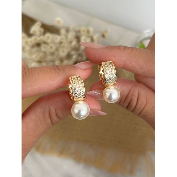 Brinco de Argola Cravejada com Pérola 