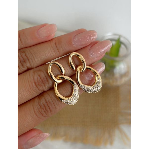 Brinco Vazado com Detalhes Cravejados 