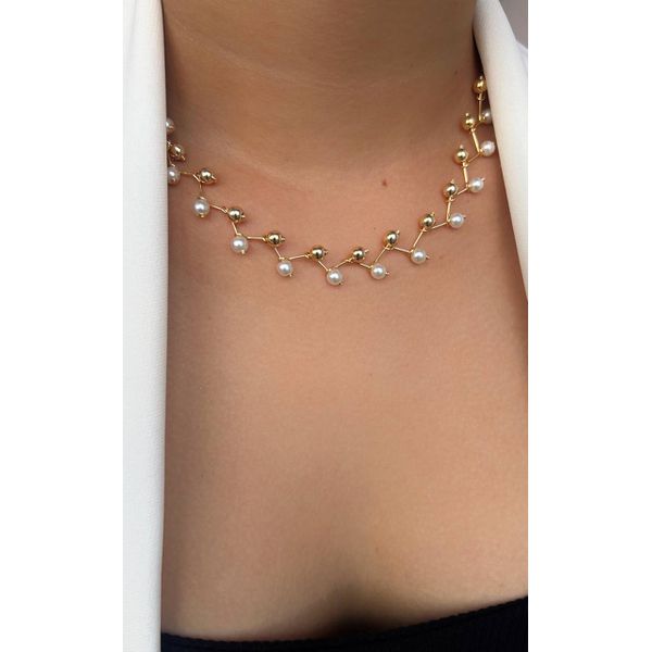 Colar Delicado com Esferas e Pérolas