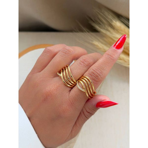 Anel com Linhas Curvas e Detalhe Cravejado 