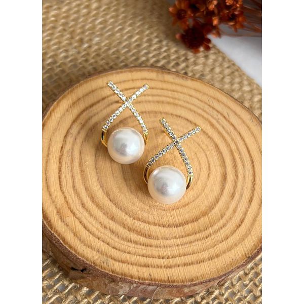 Brinco Sofisticado com pérola e com detalhes na zircônia 