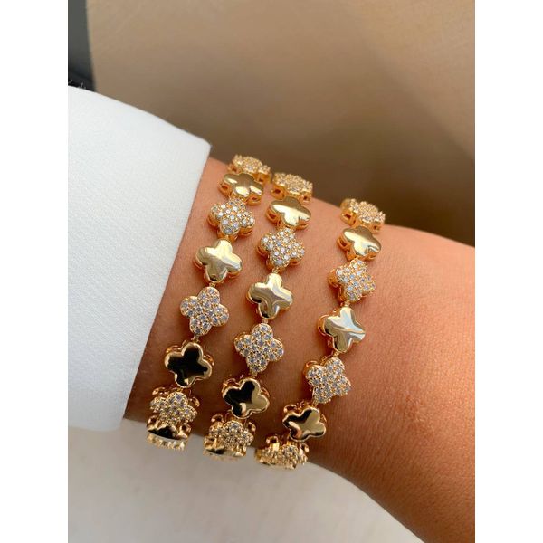 Pulseira trevo com detalhe cravejado