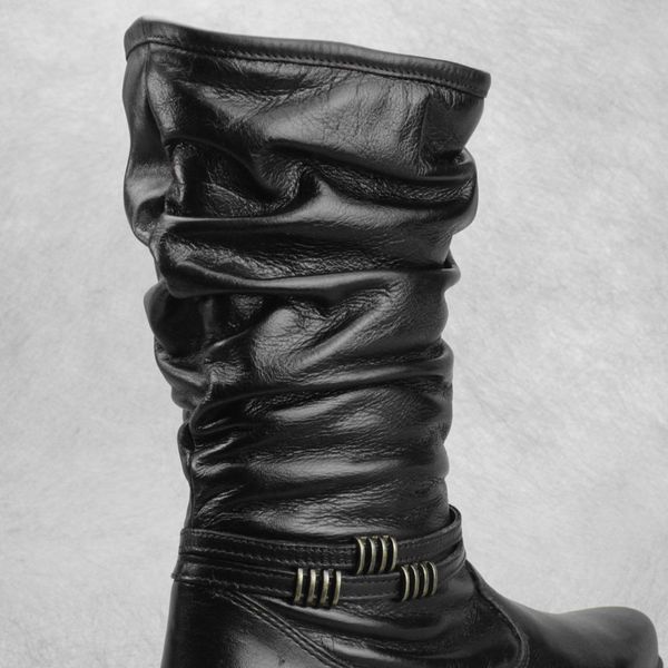 Bota Feminina Rasteira Couro Legítimo Com Detalhes Em Rugas