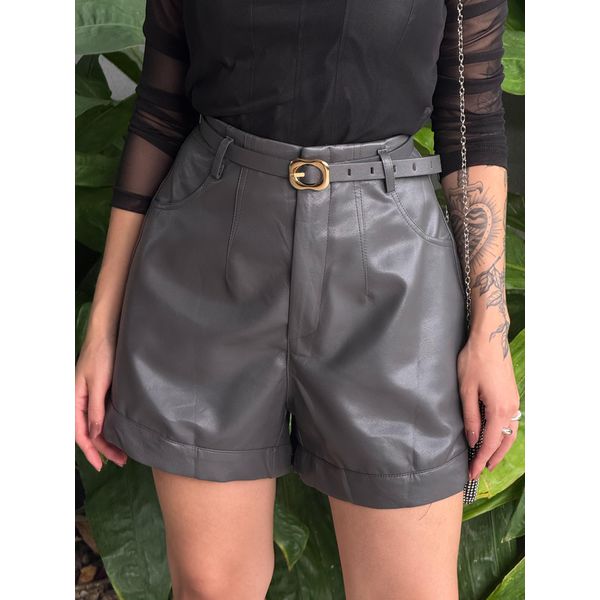 Shorts Couro Fake com Cinto CINZA CHUMBO