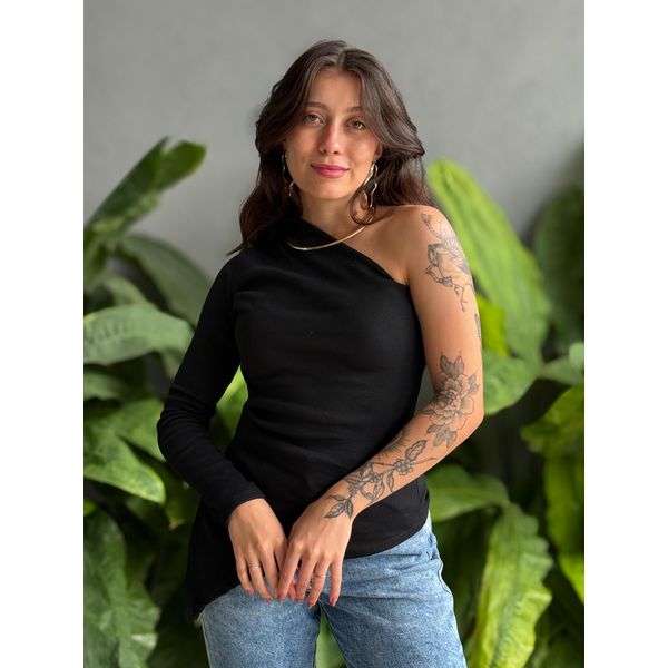 Blusa Nula Manga Assimétrica em Malha Ribana PRETO