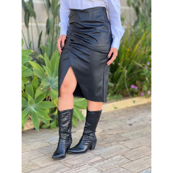 Saia Midi Couro Fake Drapeado Lateral PRETO