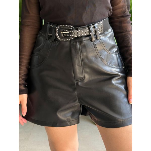 Shorts Carline Couro Fake com Cinto PRETO