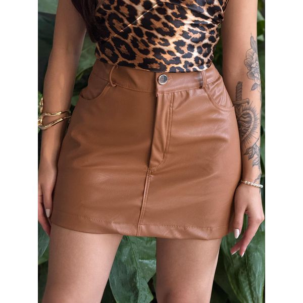 Shorts Saia Vick em Couro Fake CARAMELO