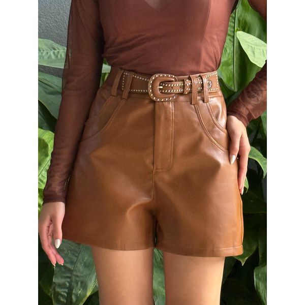 Shorts Carline Couro Fake com Cinto CARAMELO