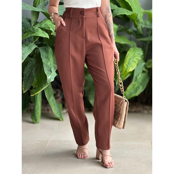 Calça Alfaiataria Isabel com Costura Frontal MARROM