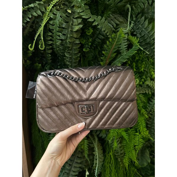 Bolsa Kiara Média Chevron Couro Metalizado Ácia com Ferragens Grafite 