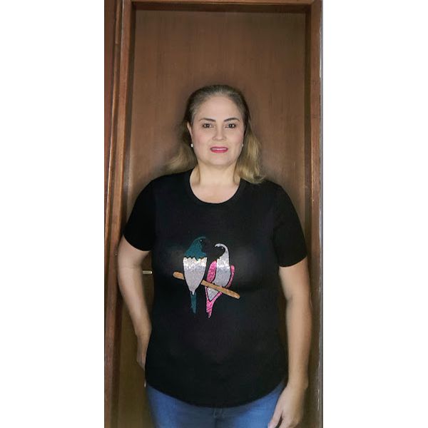 T-SHIRT COM APLICAÇOES