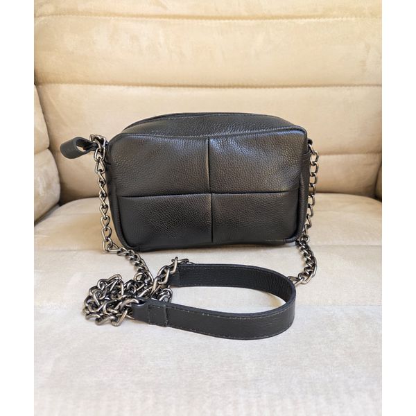 Bolsa básica com detalhe frontal quadrado