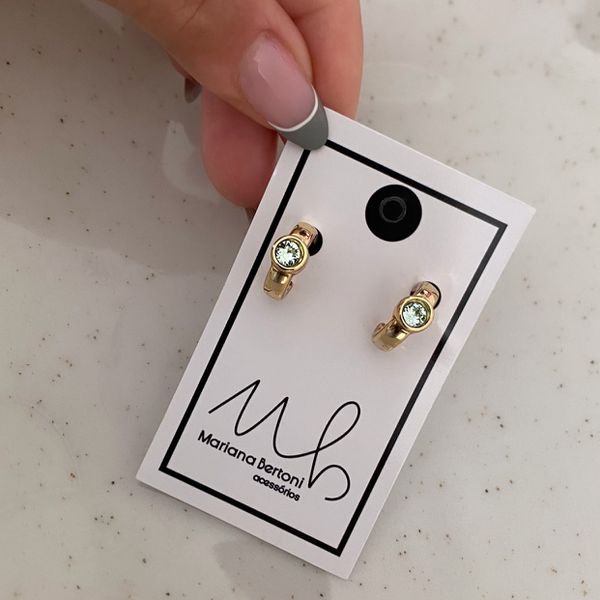 Brinco meia argola zircônia verde