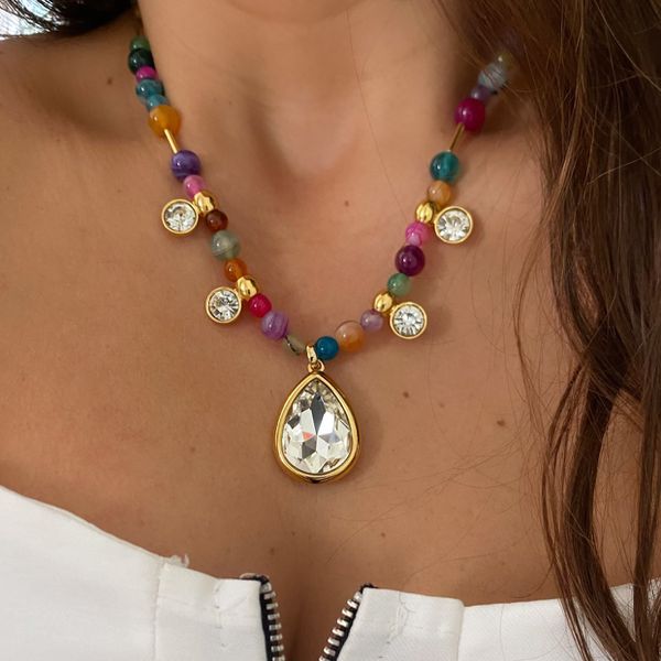 Colar ágatas coloridas com gota de zírcônia