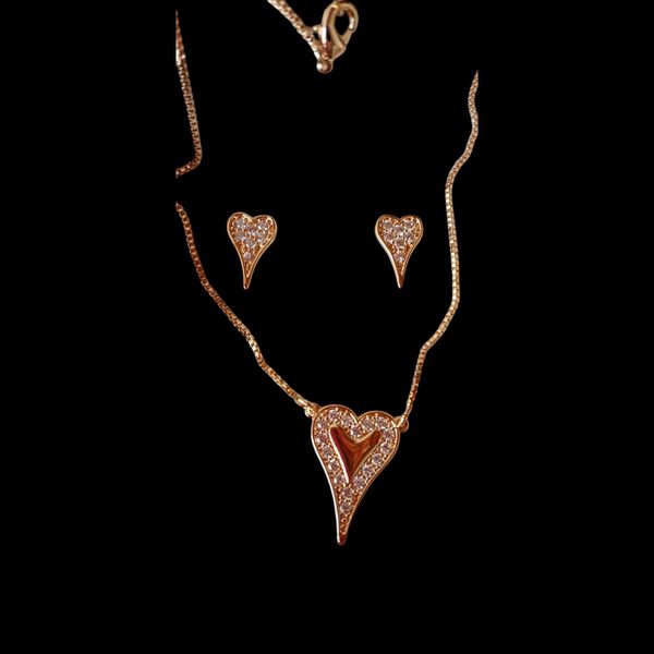 Conjunto de Gargantilha e Par de Brinco Coração Triangular com Microzirconia