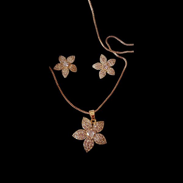 Conjunto de Gargantilha e Par de Brinco Flor de Zirconias