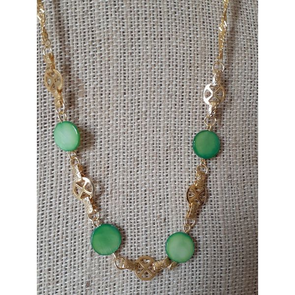 Conjunto de colar e brinco com madre perola verde