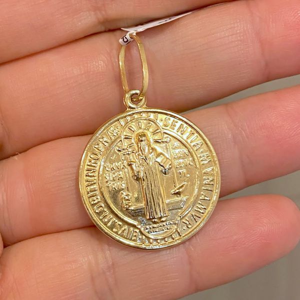 Medalha de São Bento Ouro 18K em Pé