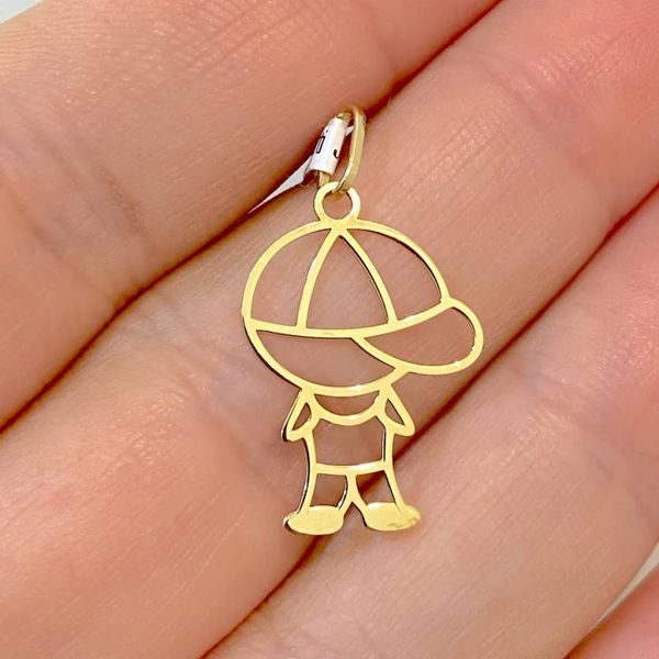 Pingente Menino com Boné Vazado em Ouro 18K 