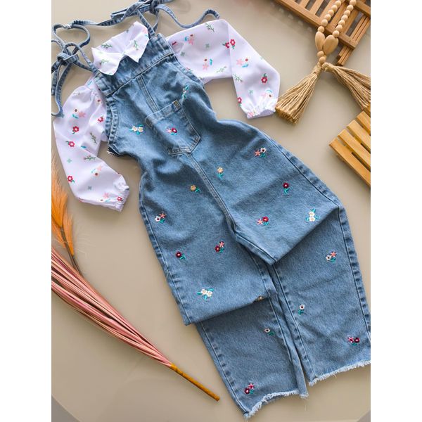Macacão Jeans Flores 