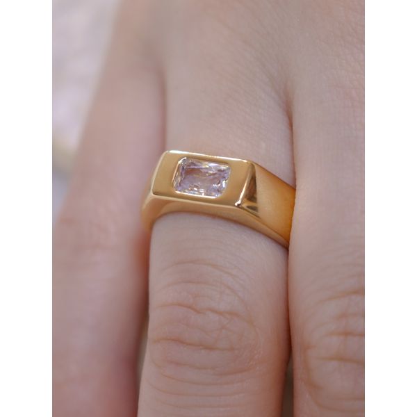 Anel bold de base reta com pedra