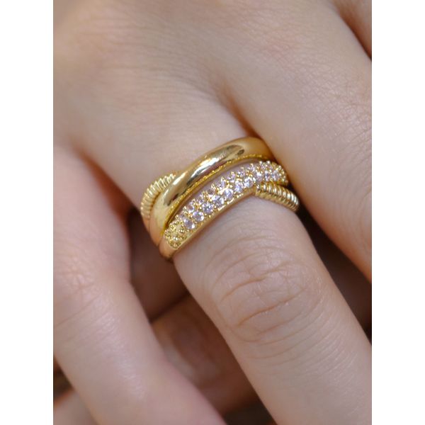 Anel ondas cravejado dourado