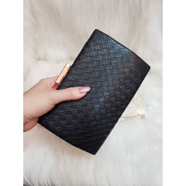 Clutch preta trançada