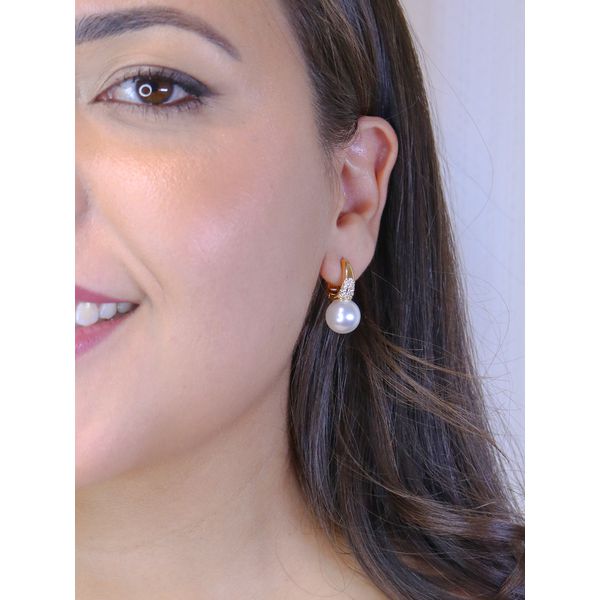 Argola cravejada com pérola