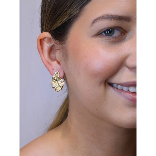 Brinco folha texturizado