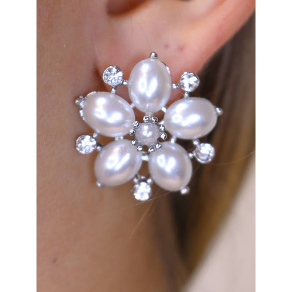 Brinco flor de pérolas