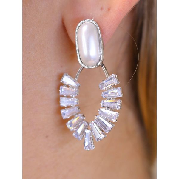 Brinco médio pérola e brilho