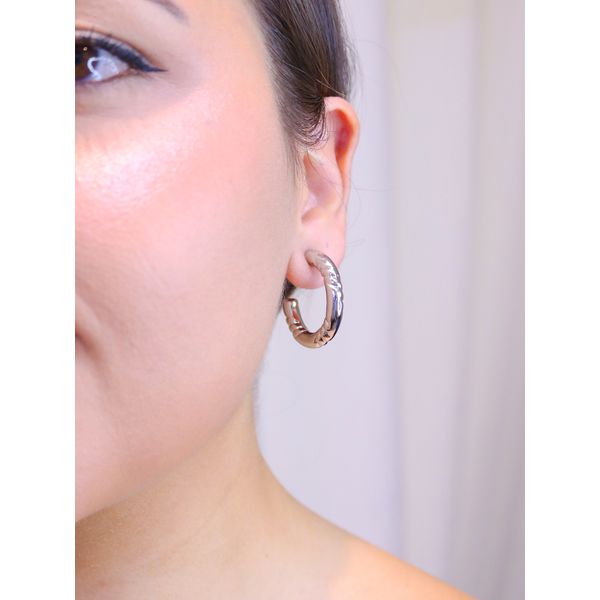 Argola grossa com detalhes