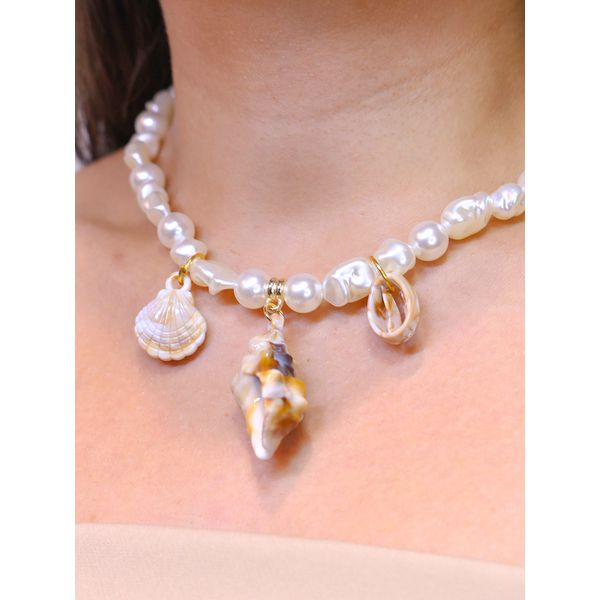 Colar pérolas e conchas