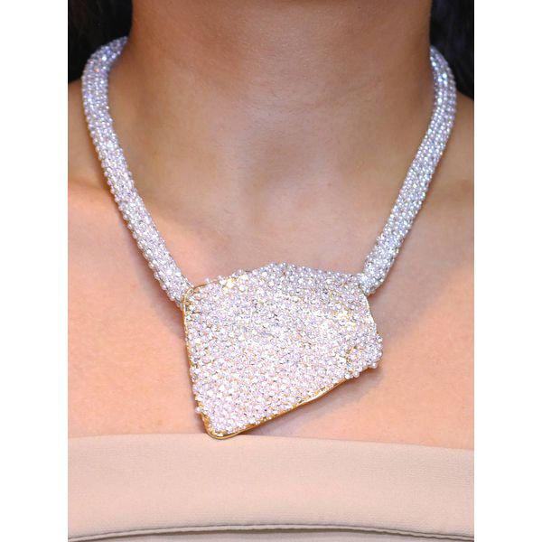 Colar brilhante com pingente