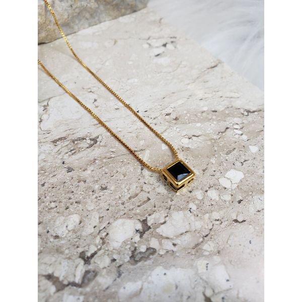 Colar Quadrado Preto