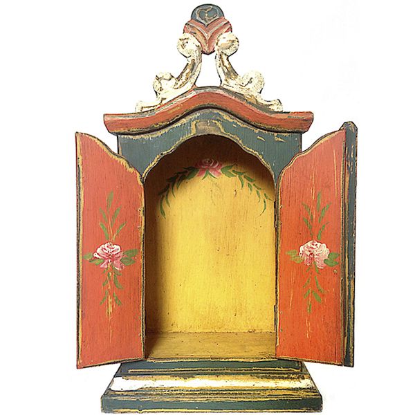 Oratório estilo barroco, vazado e com base reta.