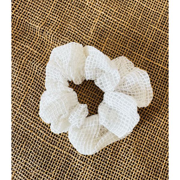 SCRUNCHIE - QUADRICULADA - COR BRANCA 