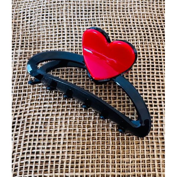 PIRANHA DE CABELO - COR PRETA E DETALHE DE CORAÇÃO VERMELHO 