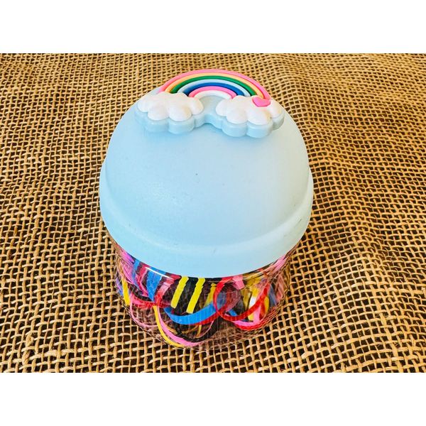 POTE DE ELÁSTICOS PARA CABELO - TEMA ARCO-IRÍS - (COR DA TAMPA - AZUL)
