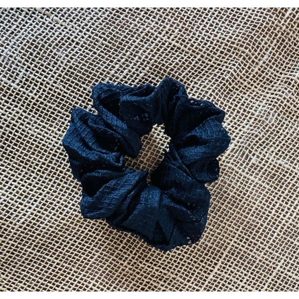 SCRUNCHIE - QUADRICULADA - COR PRETA 