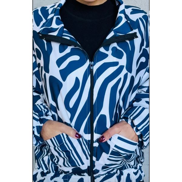 CORTA VENTO ESTAMPADO - LISTRAS - AZUL E BRANCO 